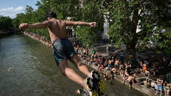 Popular city bans public alcohol amid heat wave as people take risks to cool down Hobart Accountants